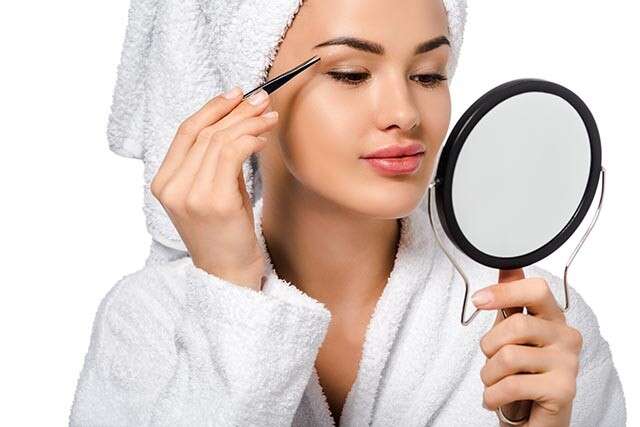  کندن موهای زائد چانه با موچین 